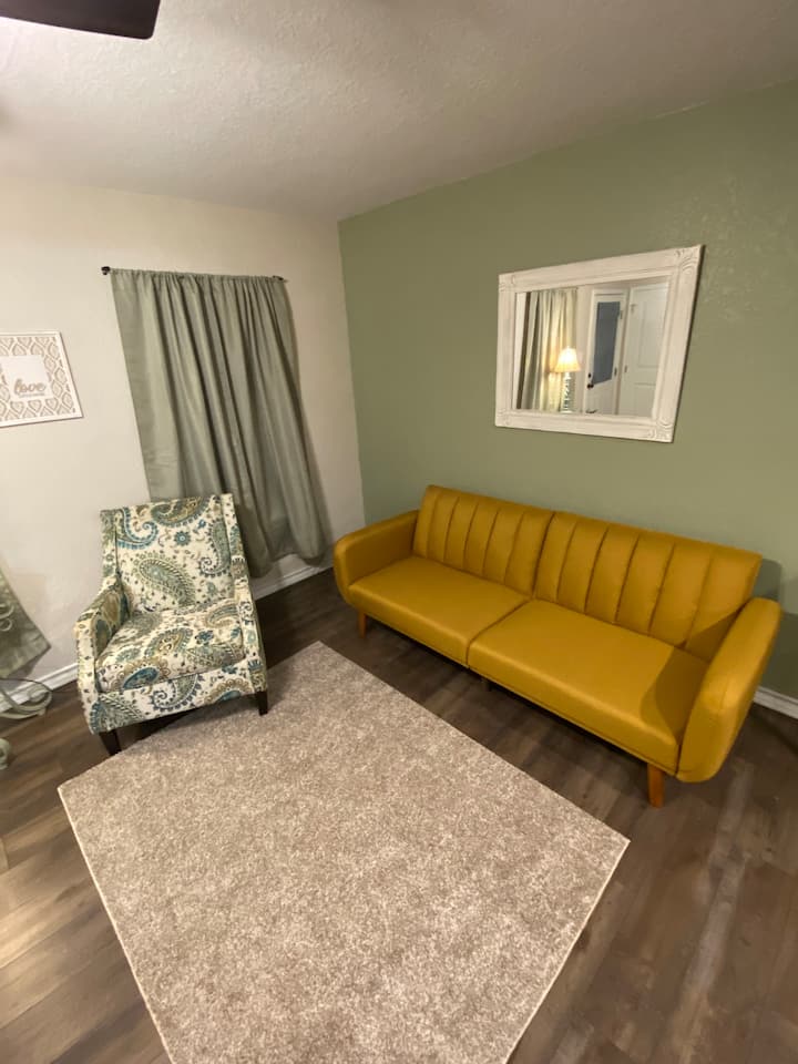 Cozy Pleasanton Cottage – Huge Monthly Discount - Pleasanton, TX