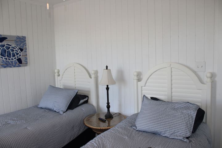 Twin bedroom 