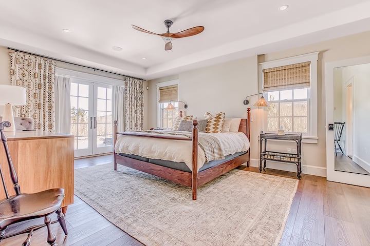Main House
Lower level master with closet, en-suite, and access to private office.