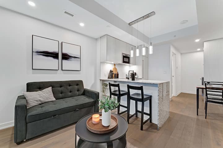 Walk To Parliament From This High-end Condo W/gym - Gatineau