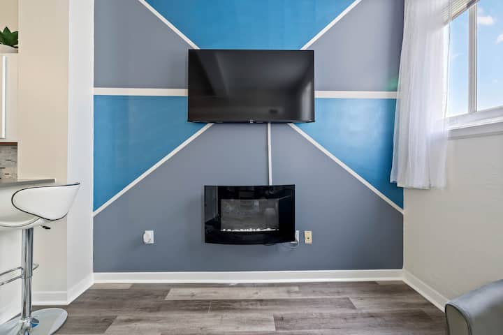 За забавление имотът разполага с 3 смарт телевизора с голям екран, който гарантира, че всеки може да се наслади на любимите си предавания и филми. Уютно до камината в хладните вечери, създавайки топла и приветлива атмосфера. 