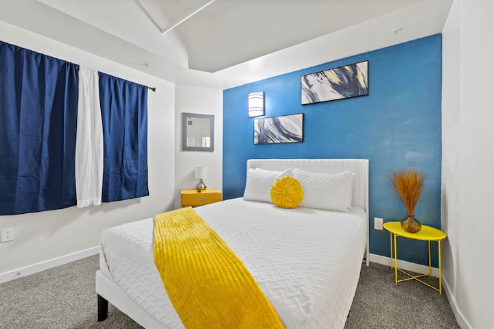 Оттеглете се в една от двете двойни спални, всяка от които е обзаведена с плюшени матраци за спокоен нощен сън. 