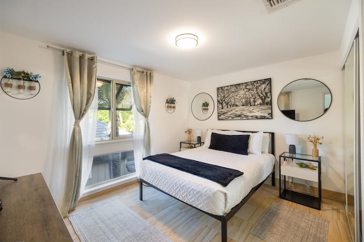Quarto de hóspedes no andar de cima com banheiro privativo