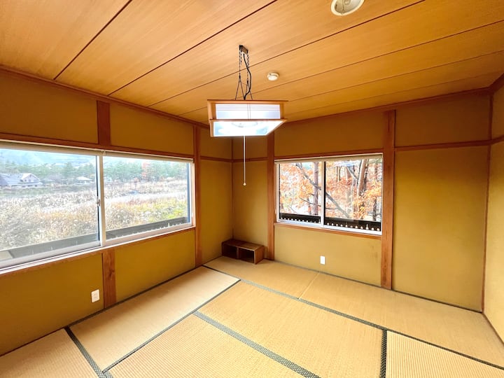 楼上有日式榻榻米房。