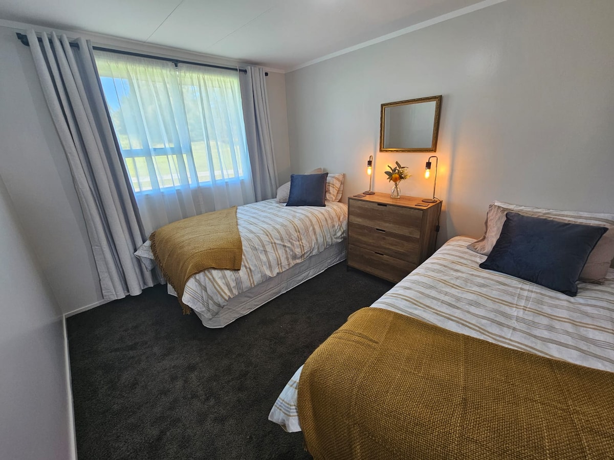 تحتوي غرفة النوم 2 على سريرين كبيرين وإطلالات ريفية مريحة.