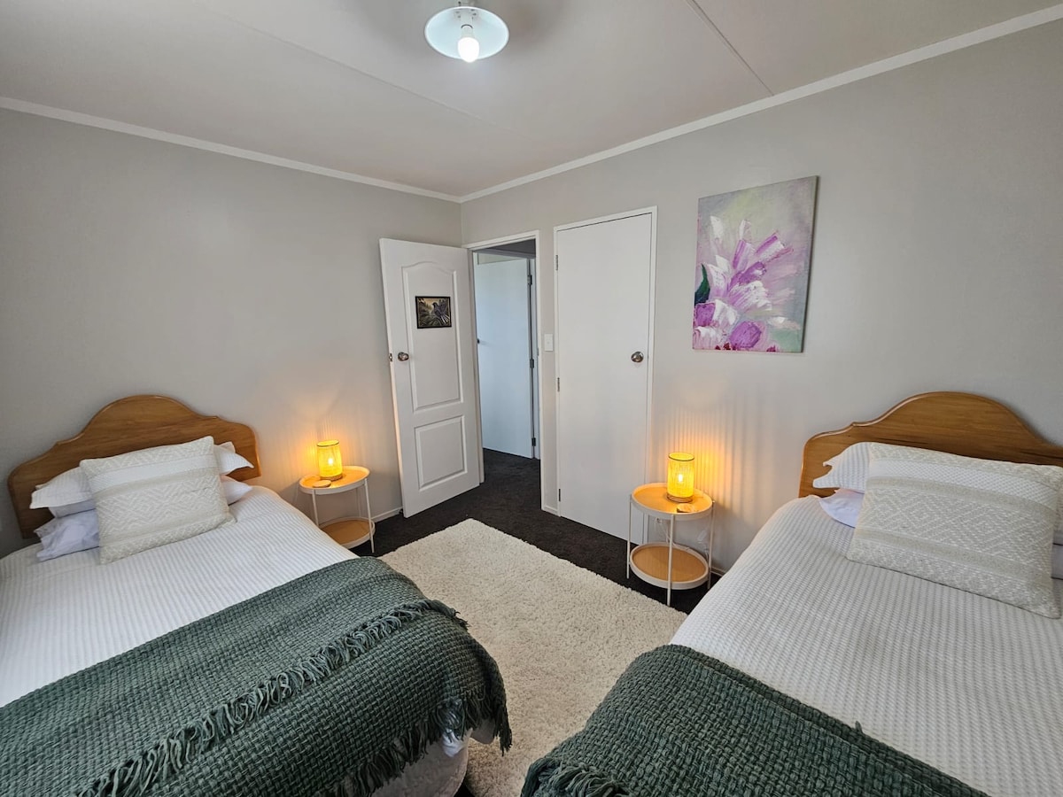 تحتوي غرفة النوم 3 على سريرين مفردين وخزانة ملابس لتخزين الملابس.