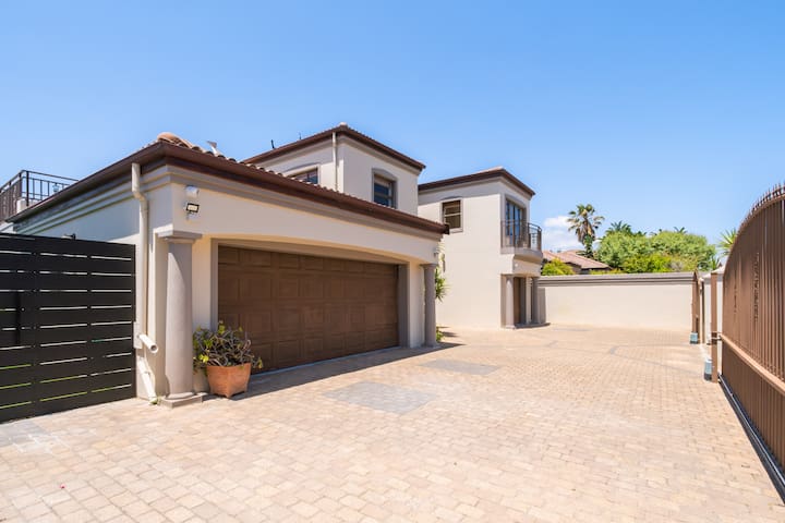 Villa Amara | Luxurious 10 Sleeper, Heated Pool