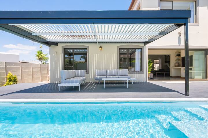 Villa Amara | Luxurious 10 Sleeper, Heated Pool gallery image 2