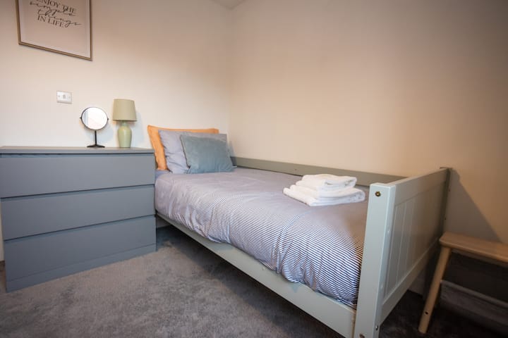 سرير فردي مع ملاءات ومناشف جديدة. مساحة خزانة ملابس مع 3 سحوبات متاحة للضيوف. الإضاءة متاحة ومرآة صغيرة. 