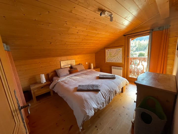 Spálňa s dvojlôžkom 160 cm
Prístup na balkón s výhľadom