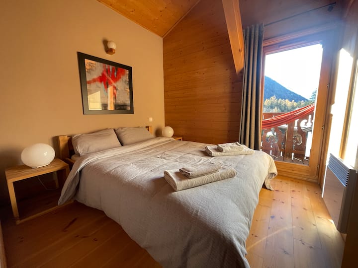 Spálňa s manželskou posteľou 140 cm. 
Prístup na balkón s výhľadom