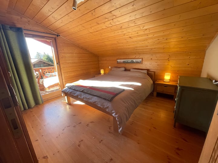 Spálňa 160 cm s vlastnou kúpeľňou.
Prístup na balkón s výhľadom.