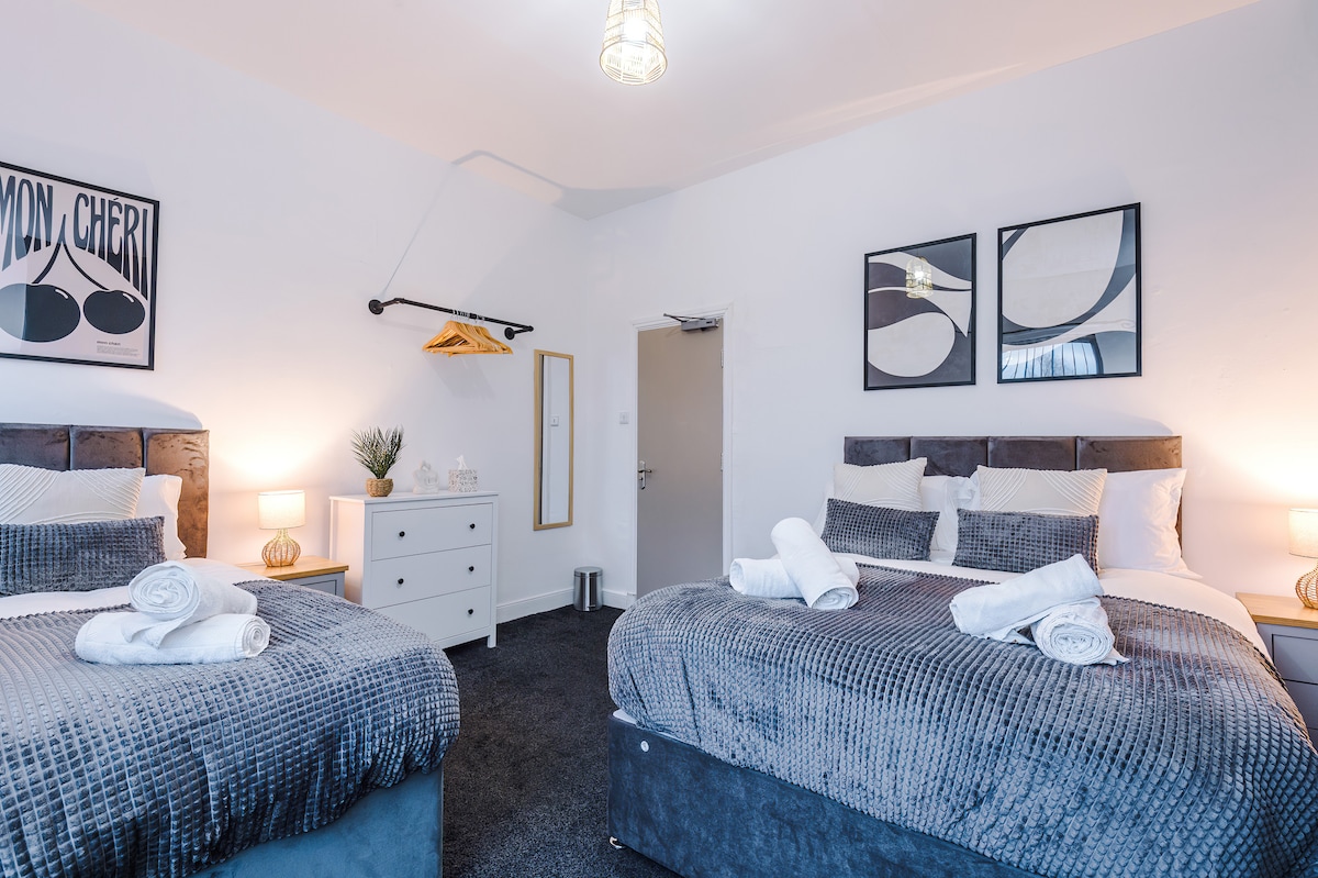 Საძინებელი 3: გელით დახვეწილი ერთადგილიანი და ორადგილიანი საწოლი, თანამედროვე დეკორითა და თბილი განათებით!