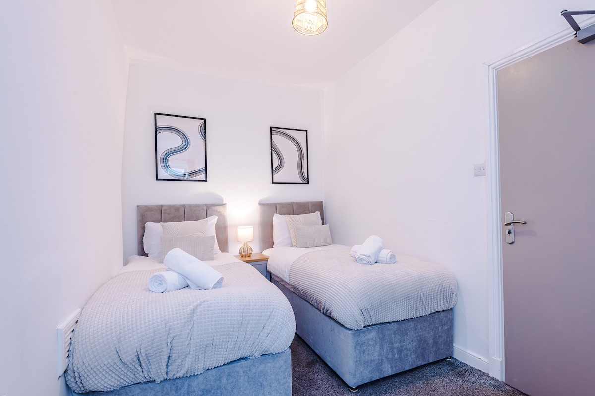 Საძინებელი: დახვეწილი ორადგილიანი საწოლები რბილი თეთრეულითა და თანამედროვე დეკორით, იდეალურია მშვიდი სტუმრობისთვის!