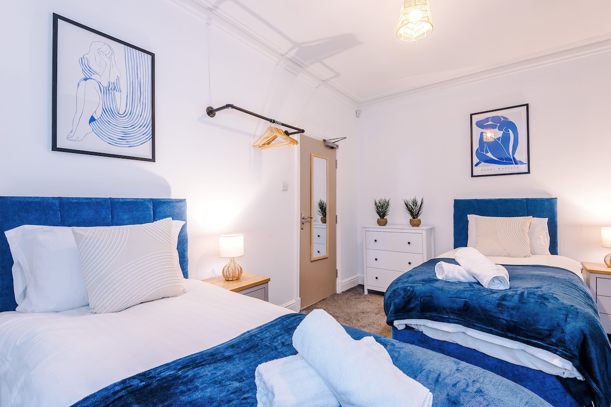 Საძინებელი 1: დახვეწილი ერთადგილიანი საწოლები ცოცხალი ხელოვნებით, კომფორტული საწოლებითა და რბილი განათებით მშვიდი ღამეებისთვის.