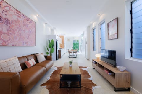 2 Bedroom Renovated Cottage - 1 Stop to Central