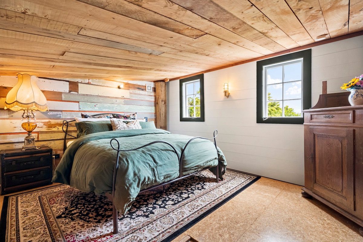 Hlavná spálňa. Nachádza sa v podkroví na druhom poschodí.