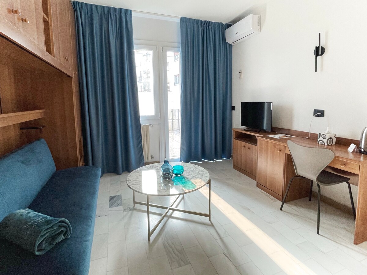 לפי בקשה, אפשר להחליף את הספה הנפתחת במיטה זוגית או שתי מיטות יחיד על ידי הזזת הספה בחדר השני.