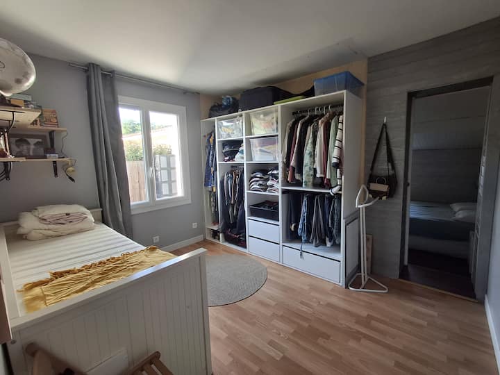 غرفة نوم ذات ملابس مجاورة لغرفة النوم الرئيسية (ولكن لا تزال مغلقة). مثالية للأطفال الرضع، هناك مساحة لوضع سرير أطفال (والذي يجب إحضاره). خلاف ذلك، يمكن استخدامها كغرفة نوم مع سرير مريح للغاية 160 × 200.