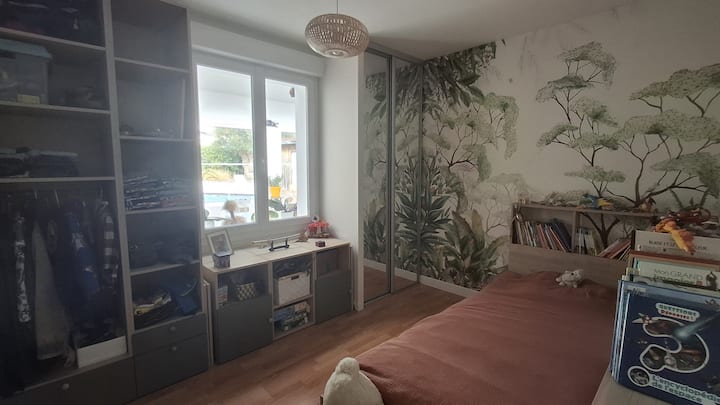 غرفة نوم أصغرها لدينا بسرير 90 × 200. الكثير من الألعاب والكثير من الكتب ؛)