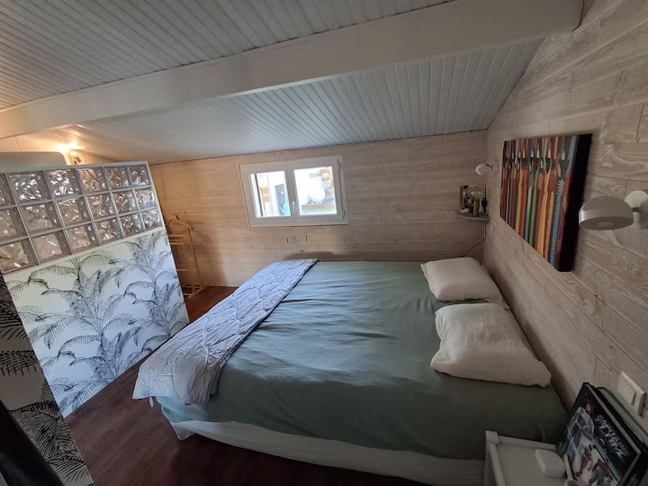 غرفة نوم رئيسية بسرير بحجم 160 × 200. غرفة استحمام داخلية مع حوض ودش. إطلالة على حمام السباحة 