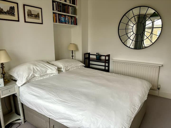 El dormitorio 2 cuenta con una cama tamaño king, un espacio de trabajo con escritorio y tranquilas vistas al jardín.