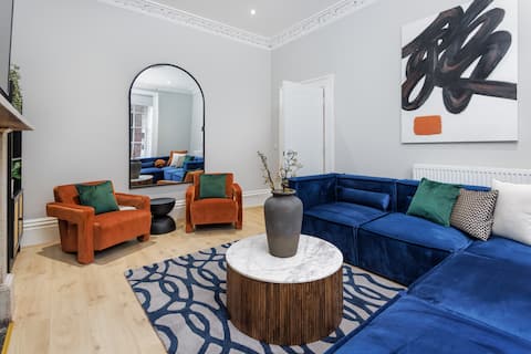 Flatzy - City Centre Mansion | Sleeps 20 | 5 Baths