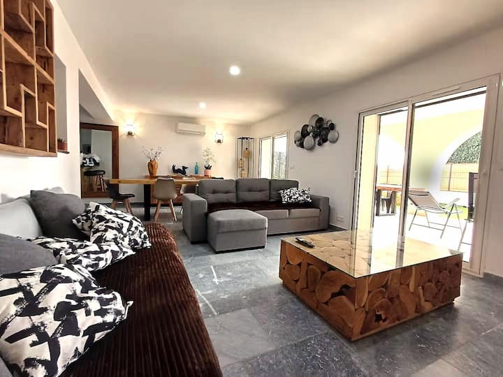 Les Terrasses des Calanques 13600 La Ciotat
Dnevni boravak s televizorom u kojem se možete opustiti, a može se pretvoriti u prostoriju s tri dodatna kreveta;
– jedan od 90
– modularni kauč na razvlačenje 140   