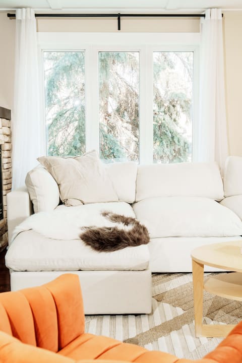 Top Airbnb: Riverside Retreat with Hot Tub in Hillhurst