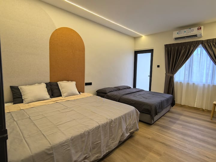 1 брачен кревет (широк 150-179 см) и 1 брачен кревет (широк 180-179 см).