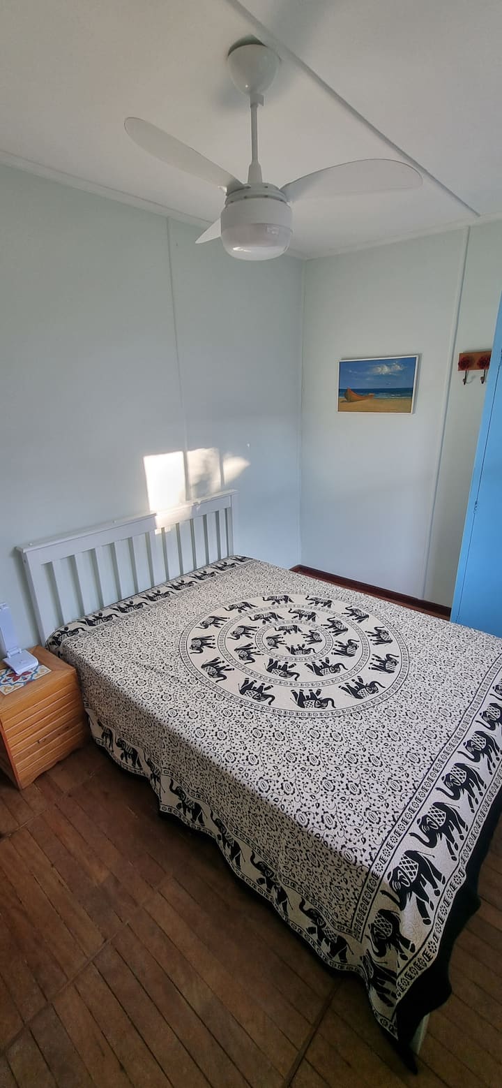 سرير مزدوج قياسي، وأثاث بجانب السرير، ومصباح، وخزانة ملابس، ومروحة سقف.
سرير إضافي مفرد، نوع سرير مزدوج، يمكن وضعه في غرفة النوم 2 أو في غرفة المعيشة.