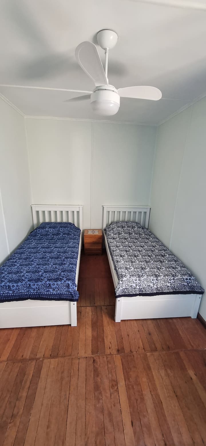 سريران مفردان، أثاث بجانب السرير، مروحة وخزانة ملابس