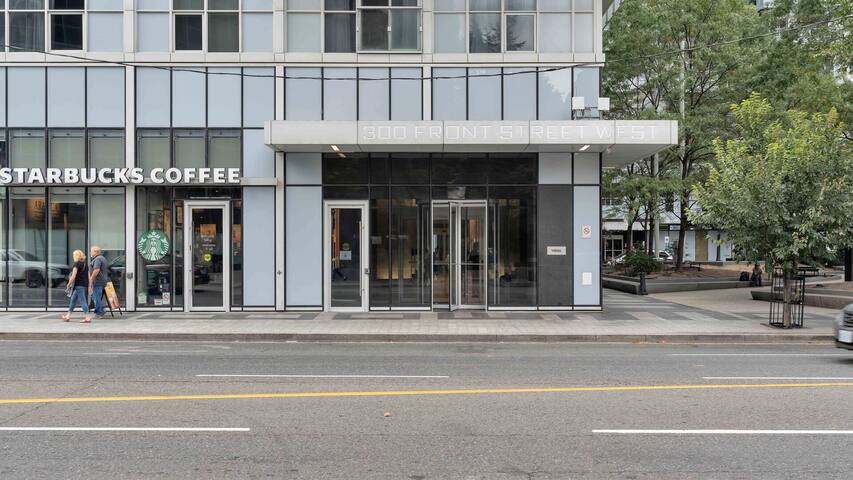 2 Bedroom 2Bath CN-Tower/Parking gallery image 3