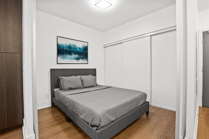 2 Bedroom 2Bath CN-Tower/Parking gallery image 5