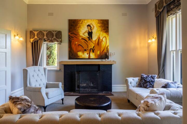 Prime Location | Stylish 5 Bedroom House with Pool gallery image 5