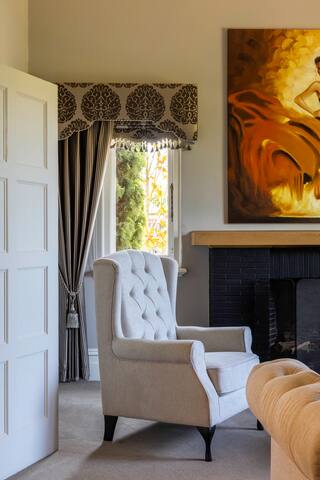 Prime Location | Stylish 5 Bedroom House with Pool gallery image 4