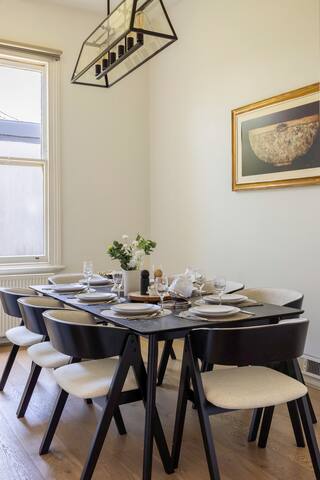 Prime Location | Stylish 5 Bedroom House with Pool gallery image 3