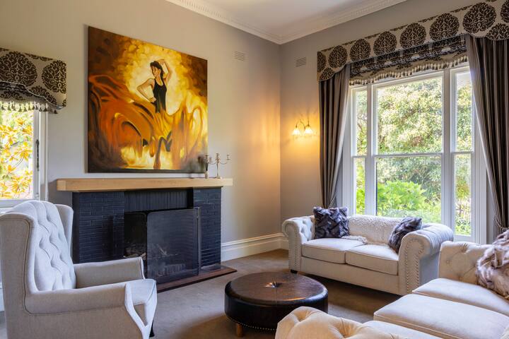 Prime Location | Stylish 5 Bedroom House with Pool gallery image 2