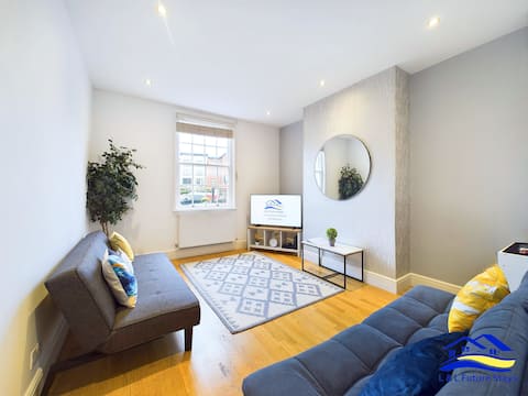 Top performing Airbnb: 2BR Ensuite/ Secure Parking /Near City /Fast WiFi in Mackworth
