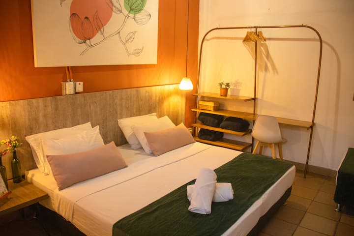 Camera con 1 letto matrimoniale + 1 letto singolo o 3 letti singoli, luminosa e ristrutturata in stile coloniale, bagno privato, cassaforte, colazione ogni mattina.
Ideale per famiglie, coppie e nomadi digitali in cerca di comfort e connessione culturale.