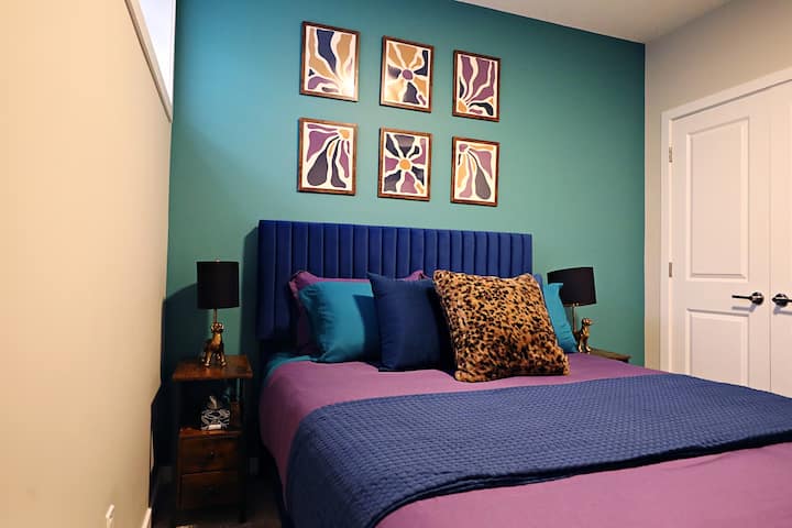 Përfundoje ditën në këtë dhomë gjumi prej pelushi, të projektuar bukur, të punuar për net të qeta dhe çlodhëse.