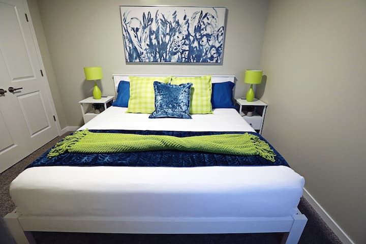 Një përzierje e guximshme e marinës dhe e gjelbër krijon sfondin e përsosur për një natë të qetë gjumi.