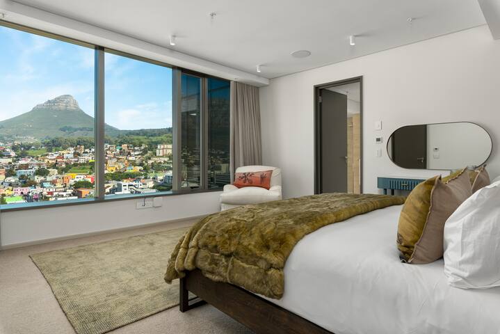 Stunning Penthouse with Sweeping Mountain Views gallery image 3