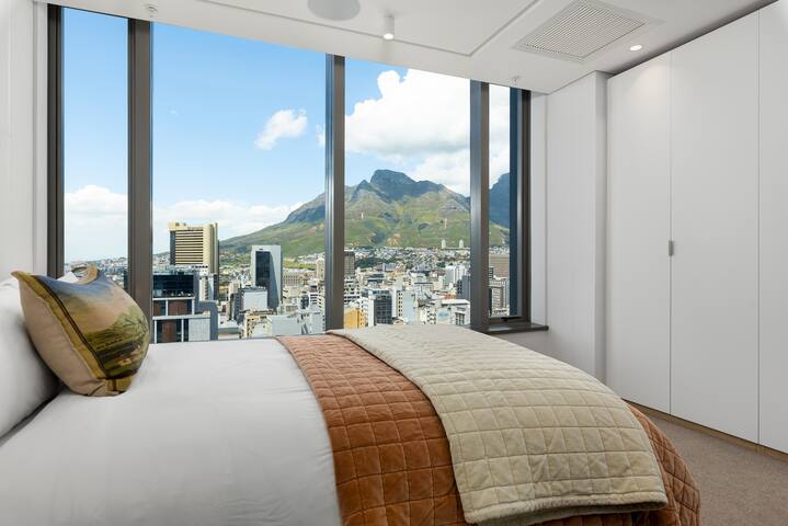 Stunning Penthouse with Sweeping Mountain Views gallery image 4