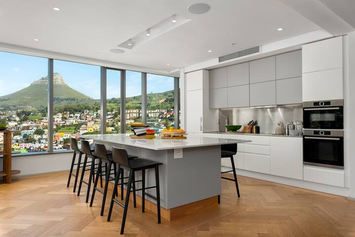 Stunning Penthouse with Sweeping Mountain Views gallery image 2