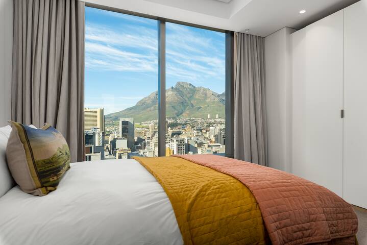 Stunning Penthouse with Sweeping Mountain Views gallery image 5