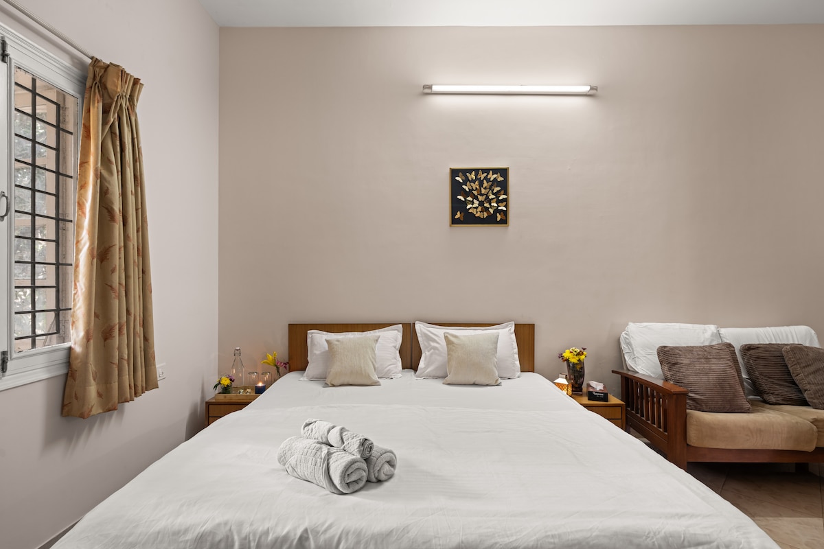 Chumba cha kulala chenye utulivu na starehe kilichoundwa kwa ajili ya starehe, starehe na usingizi wa utulivu. Imeandaliwa kwa umakinifu ili kutoa mapumziko yenye utulivu.