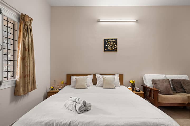 Una camera da letto tranquilla e accogliente, progettata per offrire comfort, relax e un sonno riposante. Arredato con cura per offrire un rifugio rilassante.