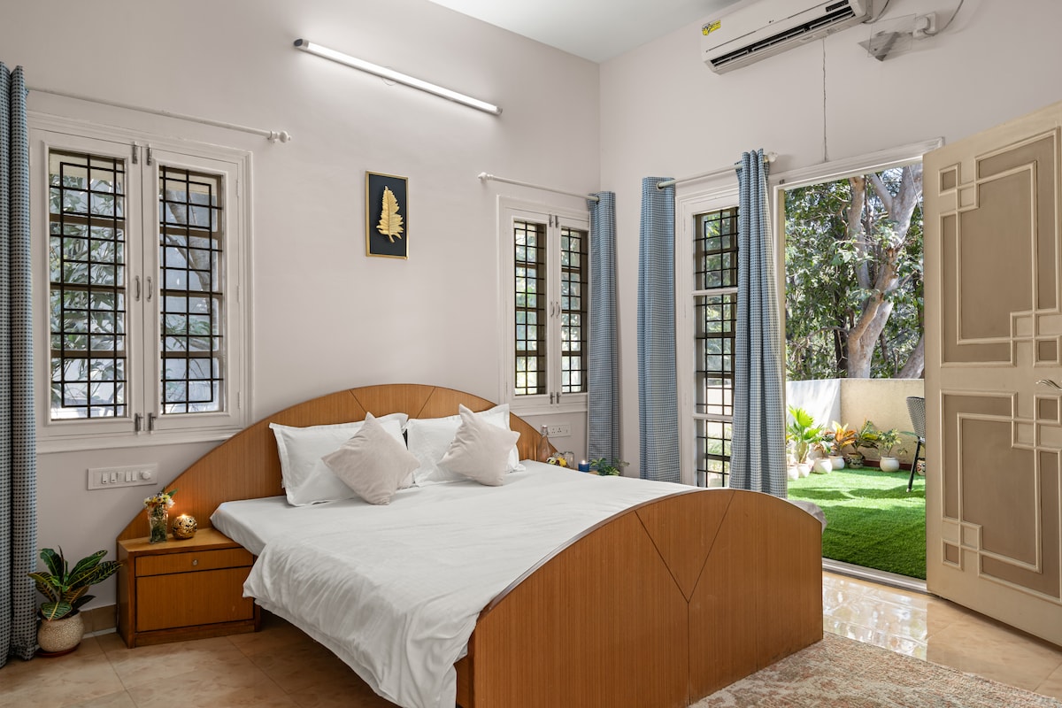 Chumba cha kulala chenye utulivu na starehe kilichoundwa kwa ajili ya starehe, starehe na usingizi wa utulivu. Imeandaliwa kwa umakinifu ili kutoa mapumziko yenye utulivu.