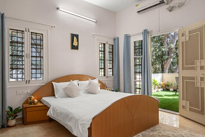 Una camera da letto tranquilla e accogliente, progettata per offrire comfort, relax e un sonno riposante. Arredato con cura per offrire un rifugio rilassante.